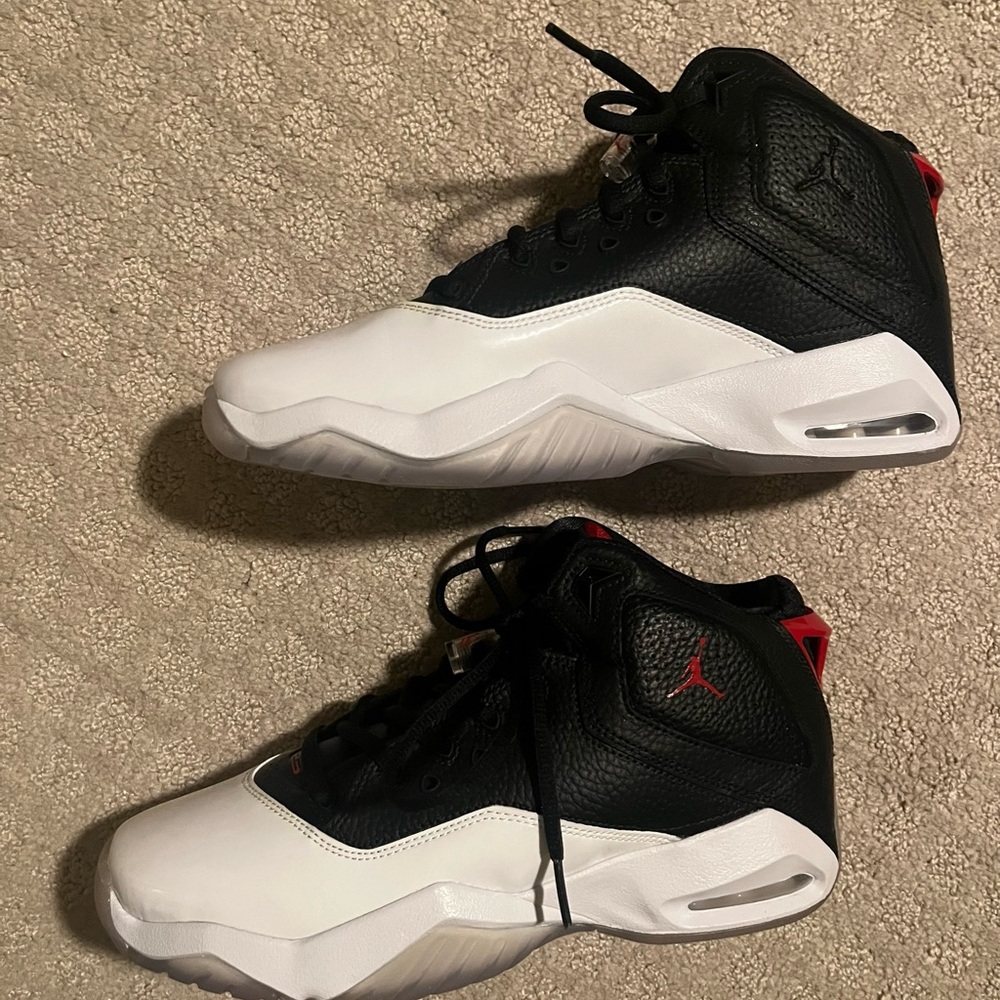 Jordan B’Loyal Basketball Sneakers NEW size 7Y